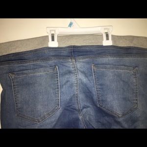 No Boundaries Pants - Jegging Capris No Boundaries Pants - Jegging Capris